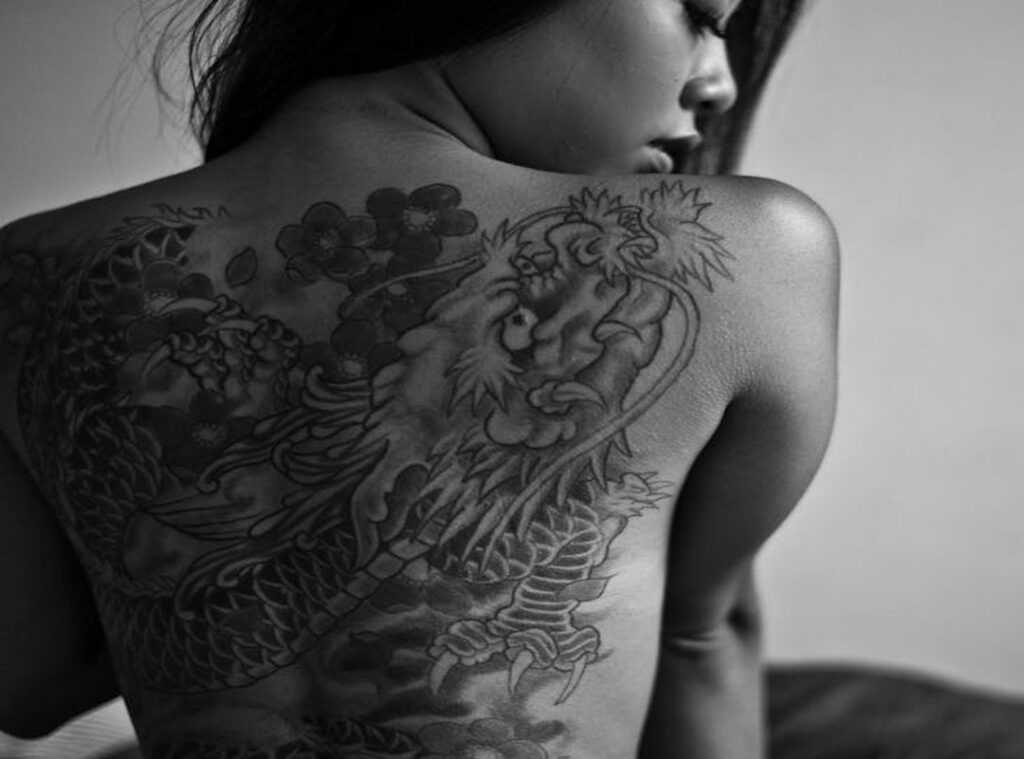 elegantes tatuajes sexis para mujeres